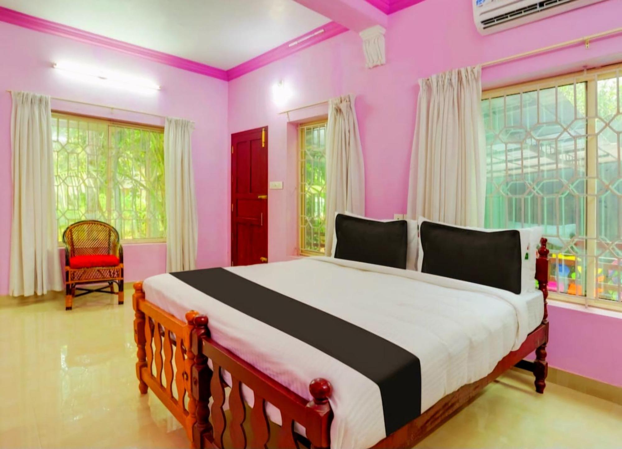 Luxe Lakeside Pool Kovalam Holiday home *