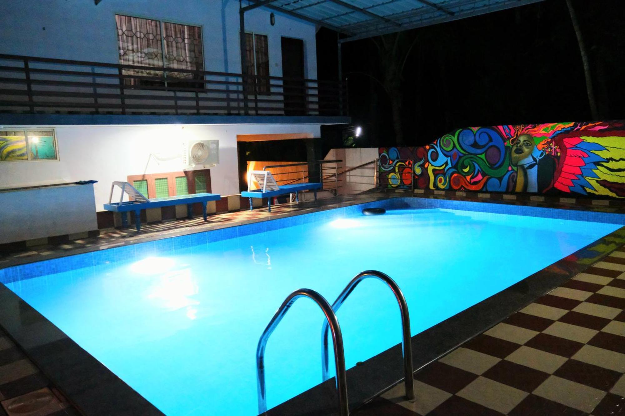 Luxe Lakeside Pool Kovalam Holiday home *