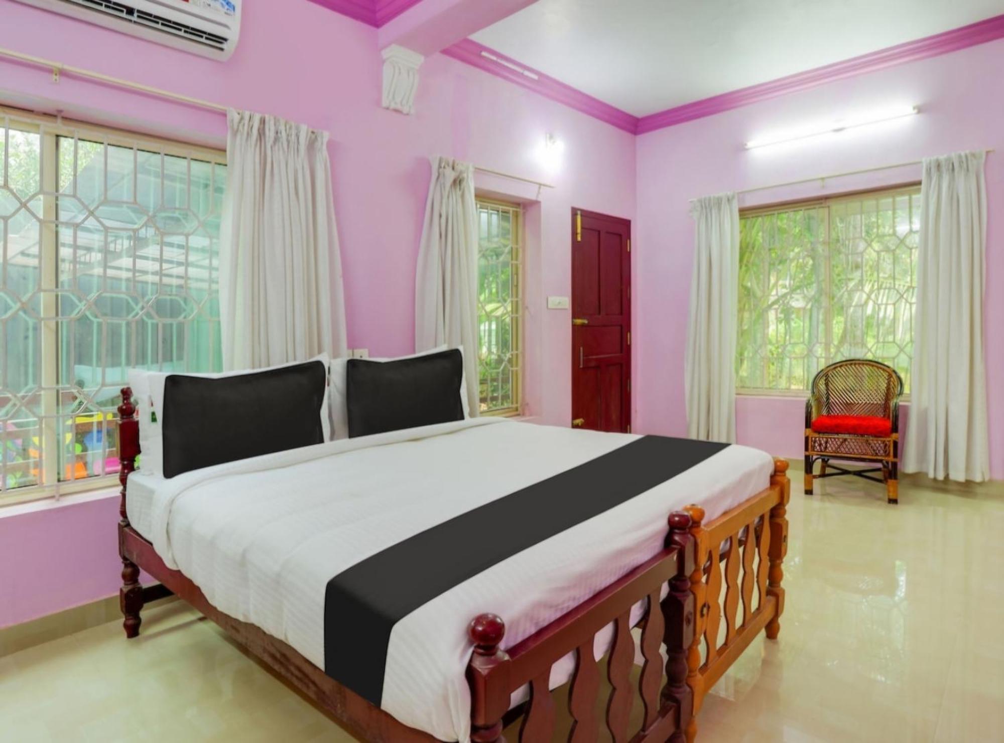 Luxe Lakeside Pool Kovalam Holiday home Vellayani