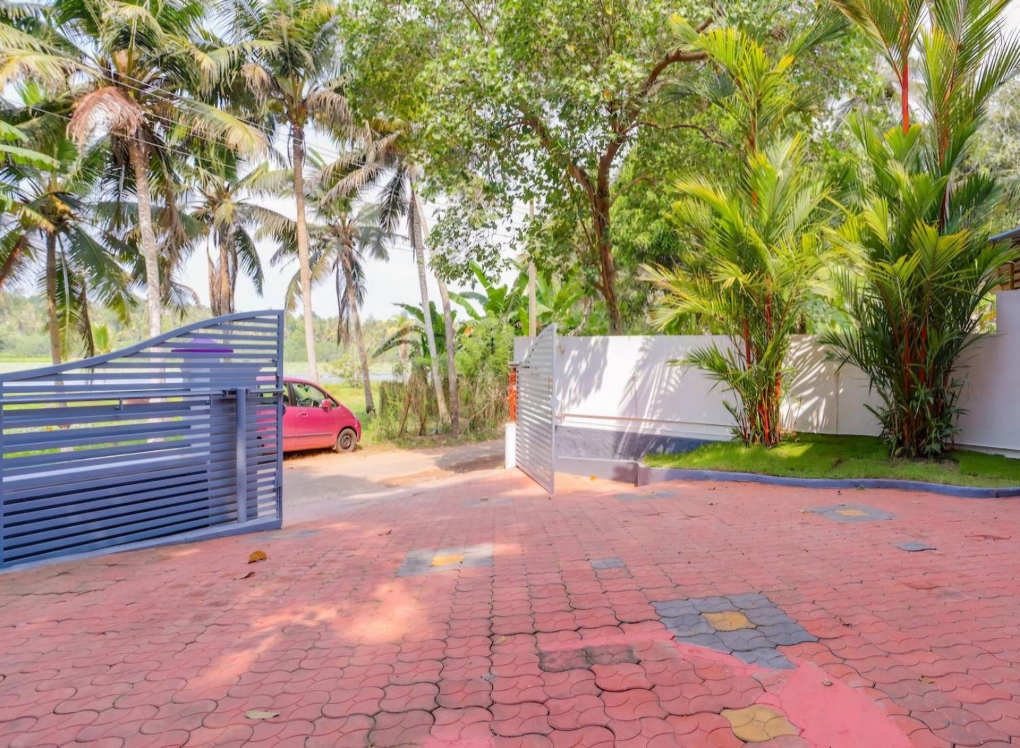 Holiday home Luxe Lakeside Pool Kovalam