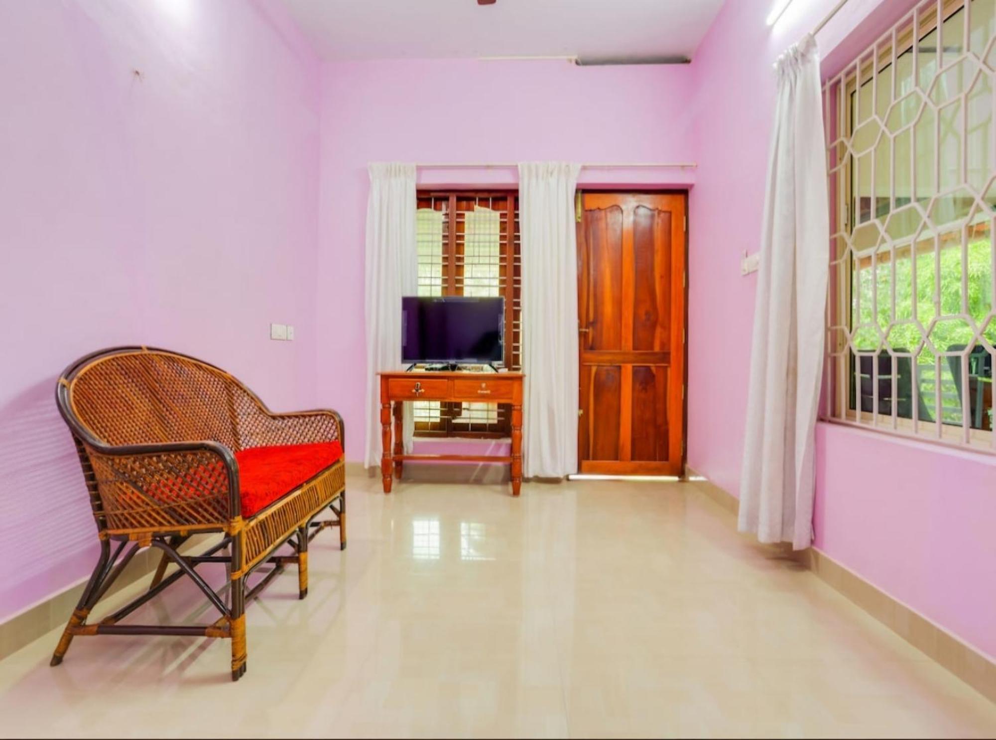 Luxe Lakeside Pool Kovalam Holiday home Vellayani